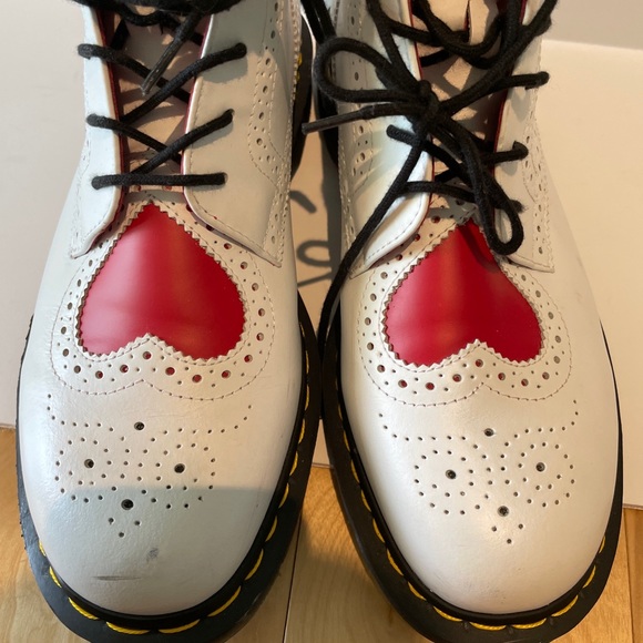 Dr. Martens Bentley II White w/ Red Hearts - Picture 5 of 9